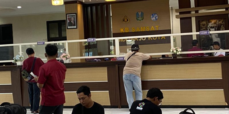 Warga Kecewa, Program Bebas Pajak Kendaraan Terkendala Pungli di Samsat Sidoarjo Kota Loket Satu
