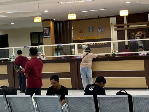 Warga Kecewa, Program Bebas Pajak Kendaraan Terkendala Pungli di Samsat Sidoarjo Kota Loket Satu