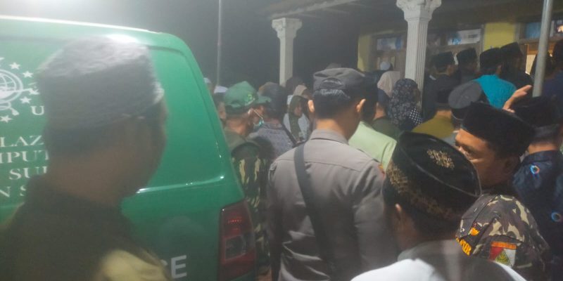 Jenazah Korban Robohnya Bangunan Ponpes Al Khozini Tiba di Wonorejo, Polisi dan Warga Gelar Takziah