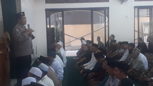 Polres Pasuruan Ajak Jamaah Jaga Ukhuwah Lewat Cooling System Safari Jumat