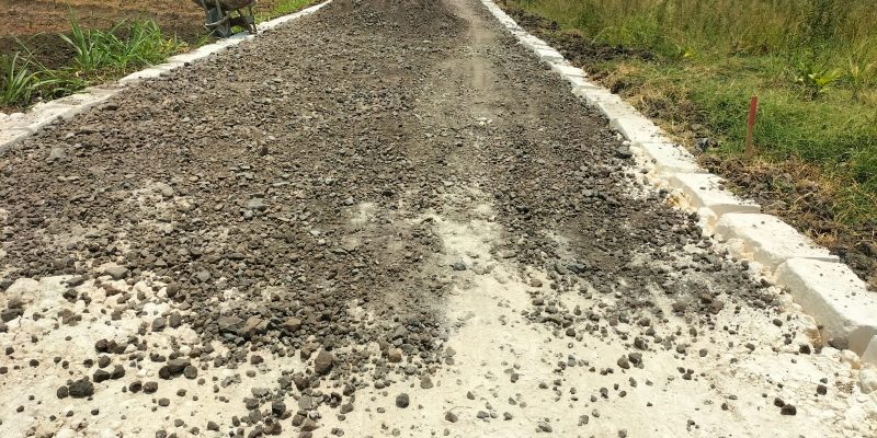 Diduga Langgar UU KIP, Proyek Jalan Makadam Dinas Pertanian di Lamongan Dipertanyakan Warga