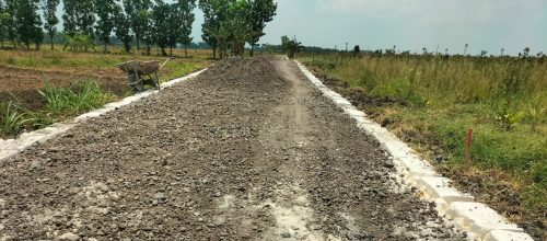 Diduga Langgar UU KIP, Proyek Jalan Makadam Dinas Pertanian di Lamongan Dipertanyakan Warga