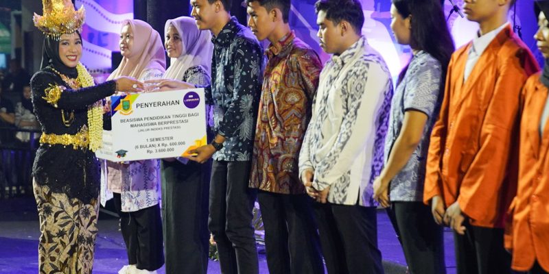 Festival Pemuda 2025, Ning Ita Berikan Beasiswa Ratusan Pemuda Berprestasi dan Atlet