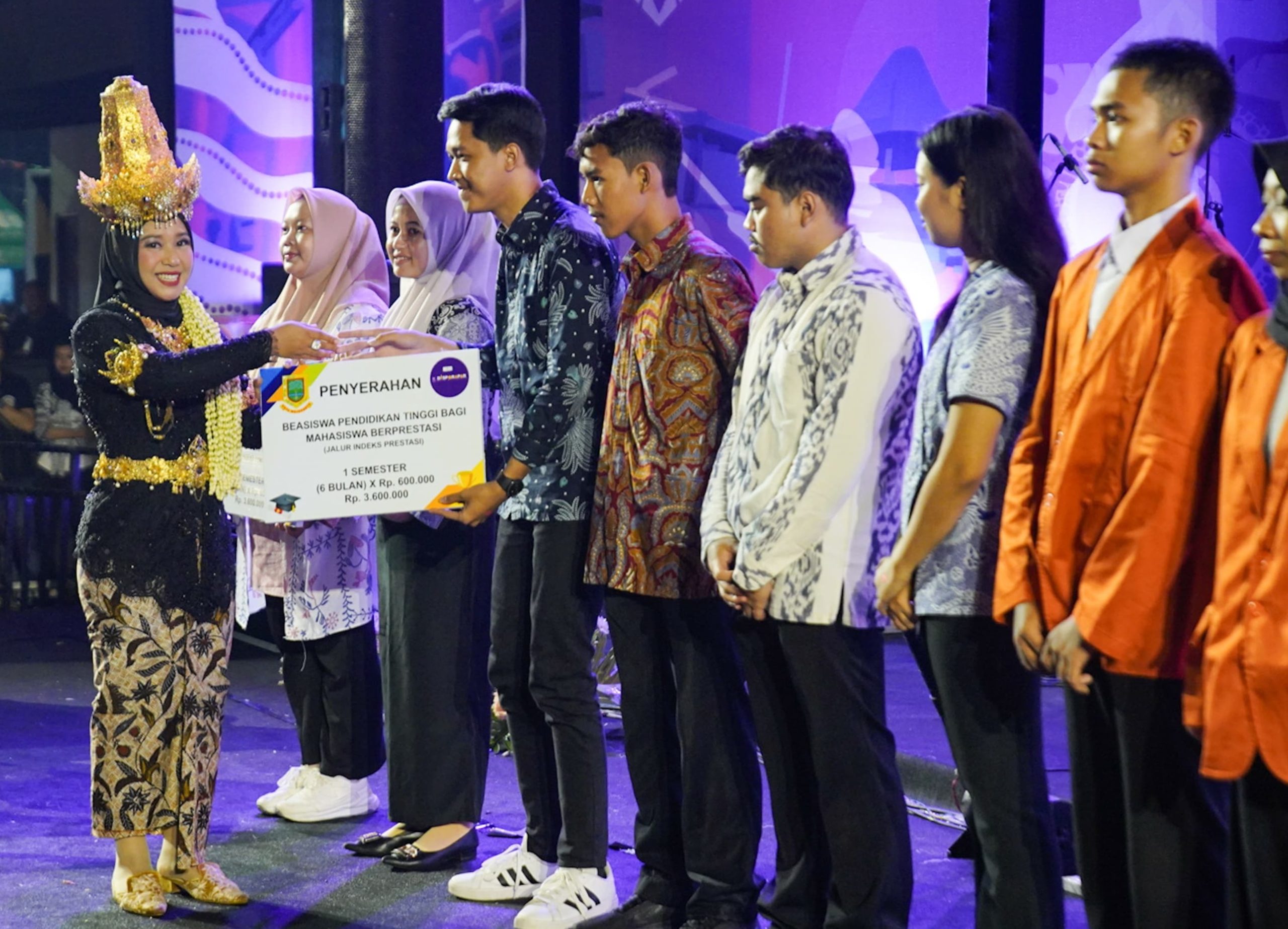 Festival Pemuda 2025, Ning Ita Berikan Beasiswa Ratusan Pemuda Berprestasi dan Atlet