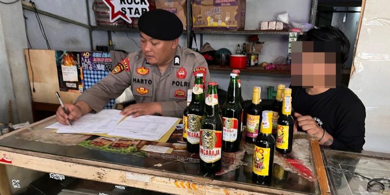 Dua Warung di Karangdadap dan Kedungwuni Dirazia, Sat Samapta Polres Pekalongan Sita 23 Botol Miras Ilegal