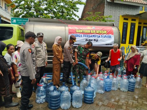 Polsek Beji Salurkan 9 Ribu Liter Air Bersih untuk Warga Terdampak Banjir di Kedungringin