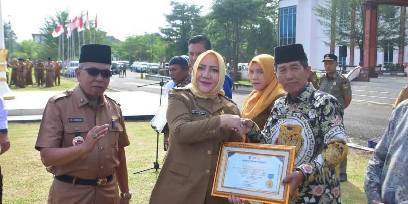 Bupati Ratna Machmud Serahkan Jaminan Kecelakaan Kerja dan Pensiunan Anumerta dari PT Taspen