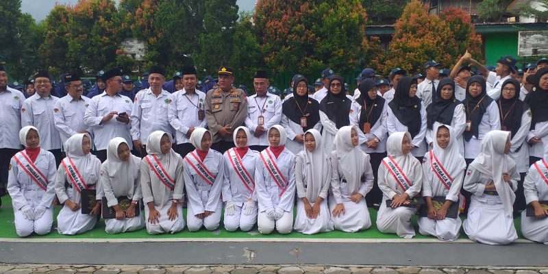 Kapolsek Prigen Jadi Pembina Upacara di MTsN 3 Pasuruan, Ajak Siswa Jauhi Kenakalan Remaja