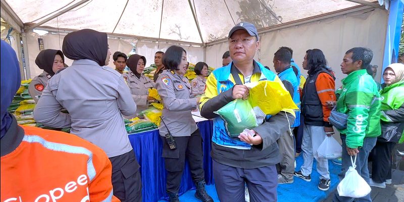 Ribuan Driver Ojol Deklarasi Kamtibmas “Jogo Jatim” di Stadion Gajayana, Polresta Malang Kota Bagikan Beras dan Helm Gratis