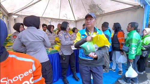 Ribuan Driver Ojol Deklarasi Kamtibmas “Jogo Jatim” di Stadion Gajayana, Polresta Malang Kota Bagikan Beras dan Helm Gratis