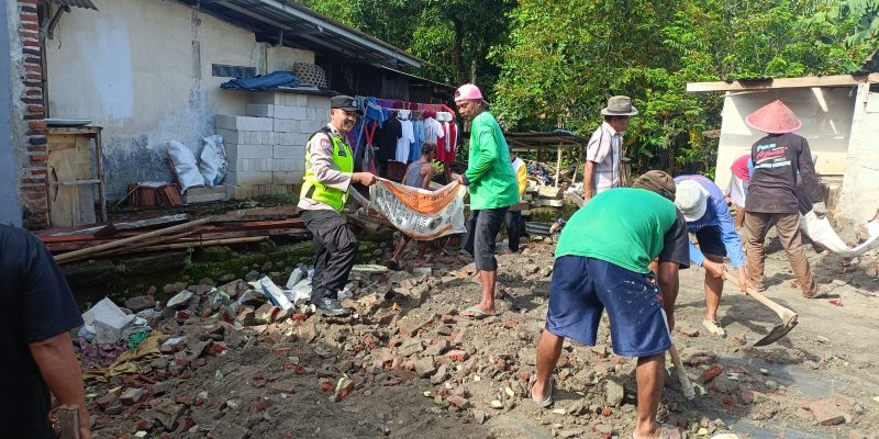 Bhabinkamtibmas Kajen dan Warga Bersihkan Puing Rumah Roboh