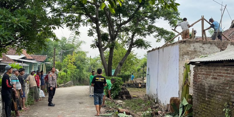 Kapolsek Kejayan Bersama Pemuda Punisher Gelar Bhakti Sosial Renovasi Mushola di Desa Kepuh