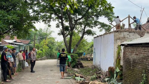 Kapolsek Kejayan Bersama Pemuda Punisher Gelar Bhakti Sosial Renovasi Mushola di Desa Kepuh