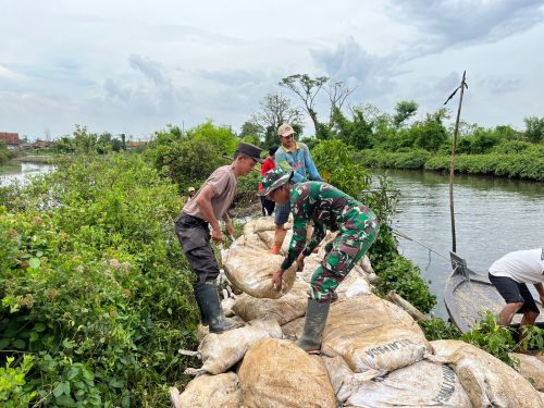 Tanggul Sungai Silempeng Jebol, Kapolsek Sragi Pimpin Kerja Bakti Darurat Bersama Warga dan TNI
