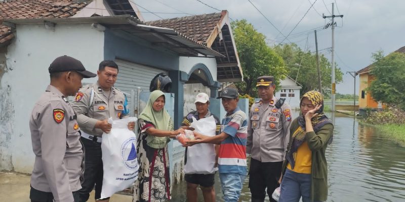 Polsek Beji dan Pemdes Kedungringin Salurkan Bantuan Sosial untuk Warga Terdampak Banjir