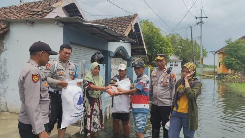 Polsek Beji dan Pemdes Kedungringin Salurkan Bantuan Sosial untuk Warga Terdampak Banjir