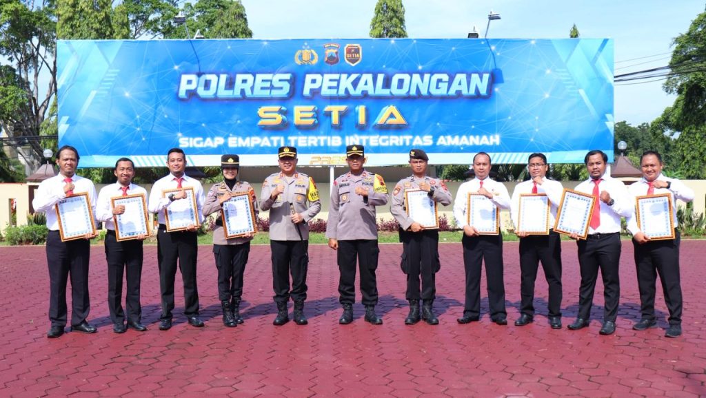 Tingkatkan Kepercayaan Publik, Kapolres Pekalongan Beri Reward Kepada 10 Anggota Berprestasi