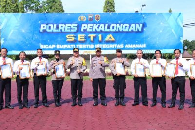 Tingkatkan Kepercayaan Publik, Kapolres Pekalongan Beri Reward Kepada 10 Anggota Berprestasi