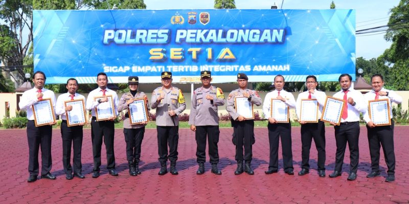 Tingkatkan Kepercayaan Publik, Kapolres Pekalongan Beri Reward Kepada 10 Anggota Berprestasi