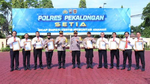 Tingkatkan Kepercayaan Publik, Kapolres Pekalongan Beri Reward Kepada 10 Anggota Berprestasi
