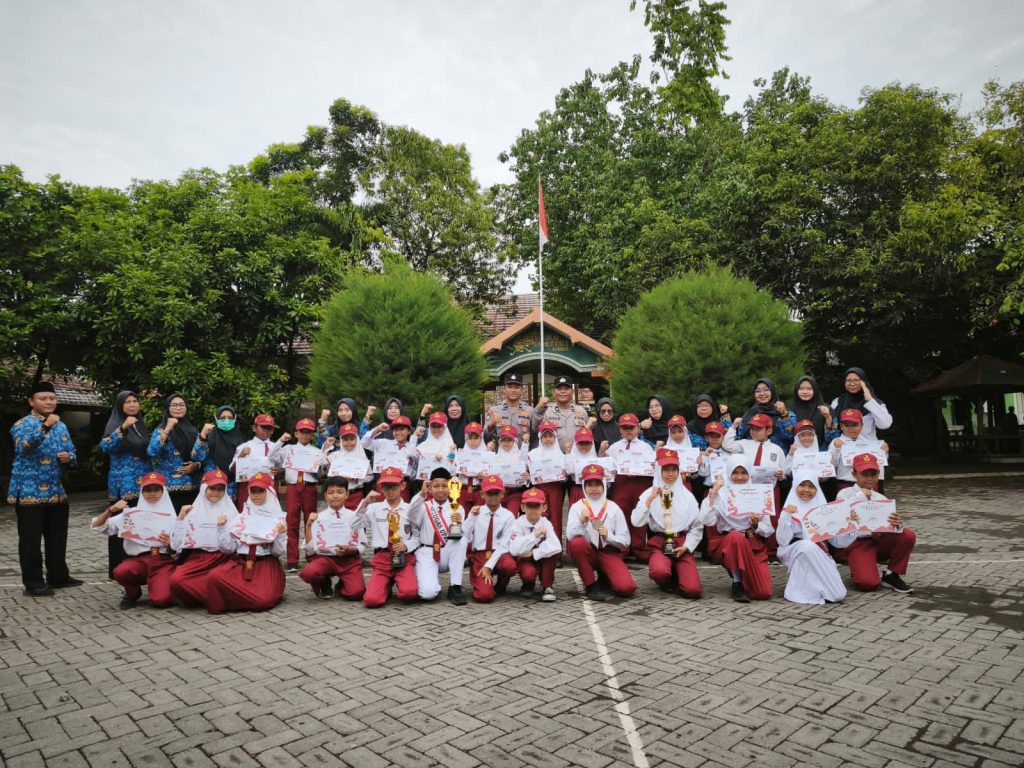 Satbinmas Polres Pasuruan Tanamkan Nilai Kebangsaan dan Karakter Positif kepada Pelajar SD dan SMP