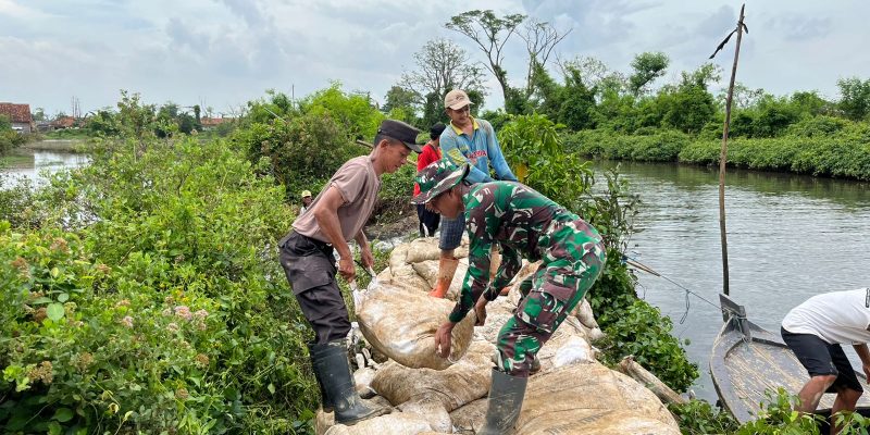Tanggul Sungai Silempeng Jebol, Kapolsek Sragi Pimpin Kerja Bakti Darurat Bersama Warga dan TNI