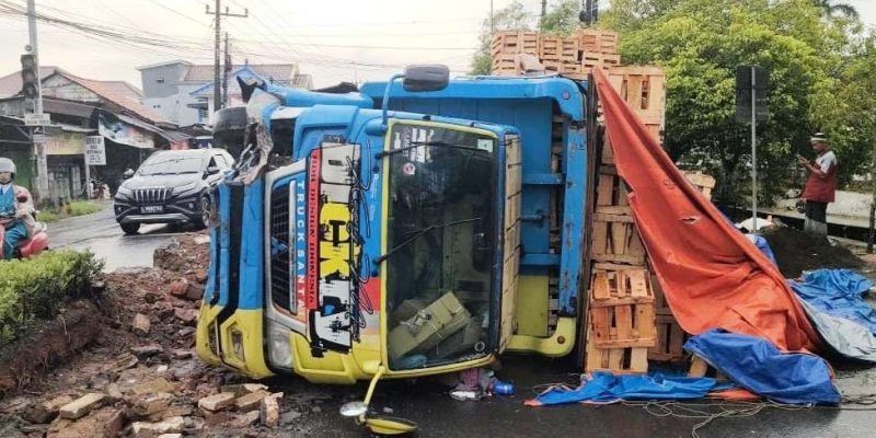 Truk Pengangkut Kayu Terguling, Kasihumas : Truk Sudah Kami Evakuasi
