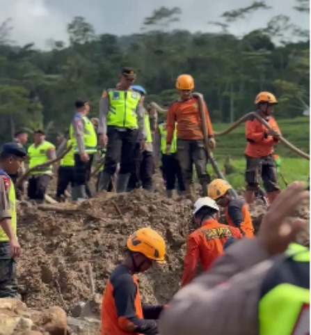 Polres Pekalongan Terjunkan Puluhan Personel Bantu Korban Longsor Banjarnegara