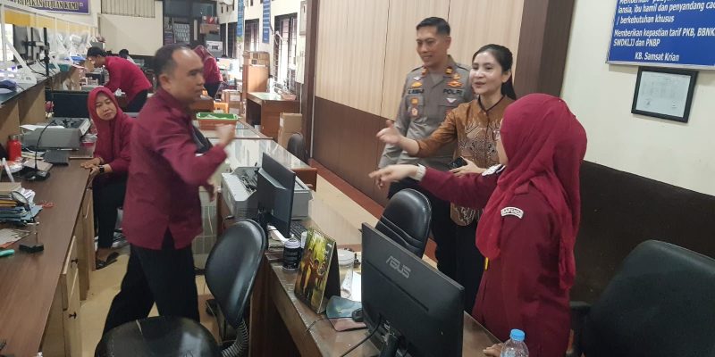 “IPTU Nisca Puspita Hia Mantapkan Reformasi Layanan Publik dalam Kunjungan Resmi ke Samsat Sidoarjo Barat”