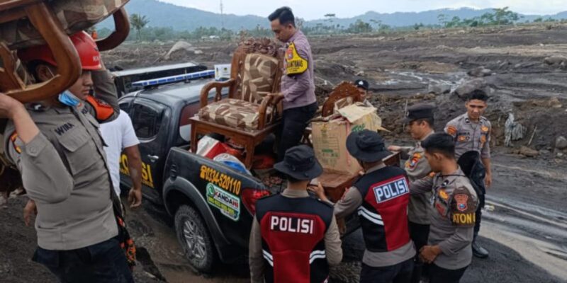 Polda Jatim Bantu Bersihkan Endapan Lahar Dingin Pasca Erupsi Gunung Semeru