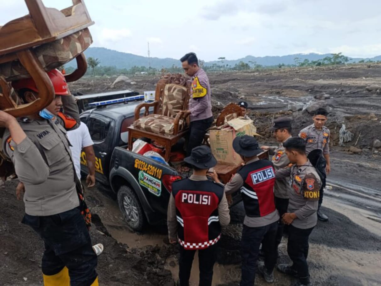Polda Jatim Bantu Bersihkan Endapan Lahar Dingin Pasca Erupsi Gunung Semeru
