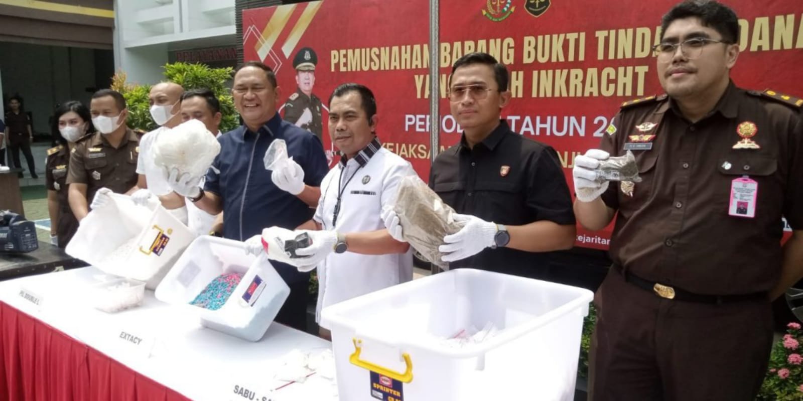 Kejari Tanjung Perak Surabaya Musnahkan Barang Bukti