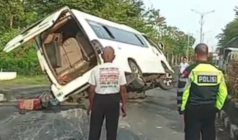 Isuzu Elf Terguling di Jalan Raya Pemuda Kaffa, Polres Bangkalan Waspadai Berkendara Dini Hari