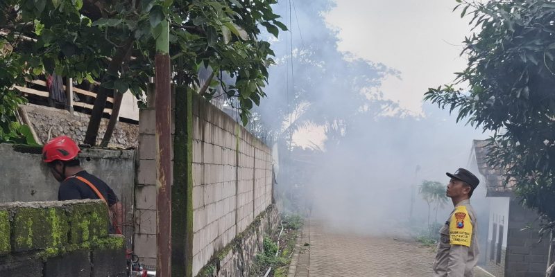 Fogging Digelar di Dusun Sumbersari, Kapolsek Lumbang: “Upaya Penanggulangan Wabah Chikungunya Harus Cepat dan Terarah”