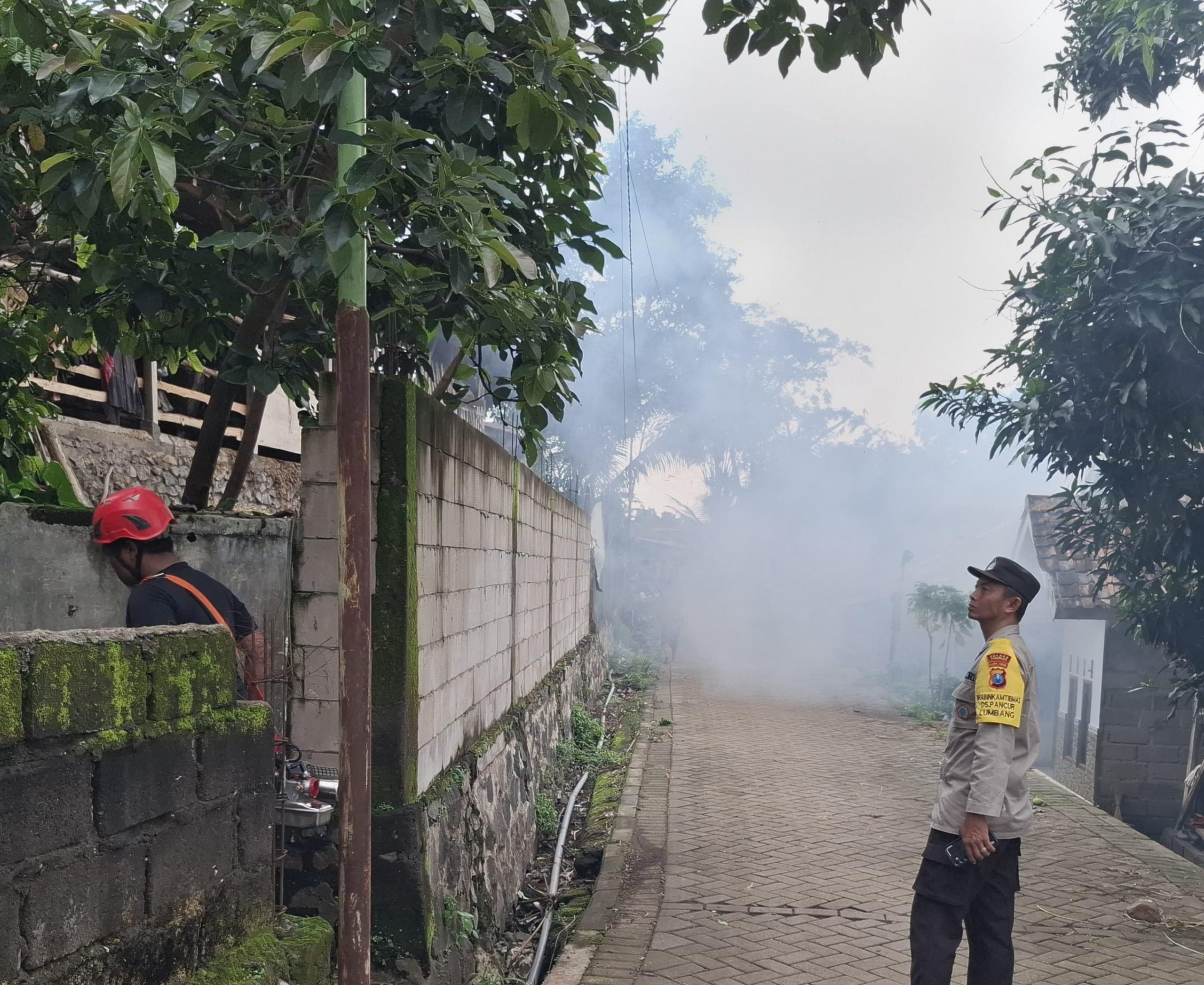 Fogging Digelar di Dusun Sumbersari, Kapolsek Lumbang: “Upaya Penanggulangan Wabah Chikungunya Harus Cepat dan Terarah”