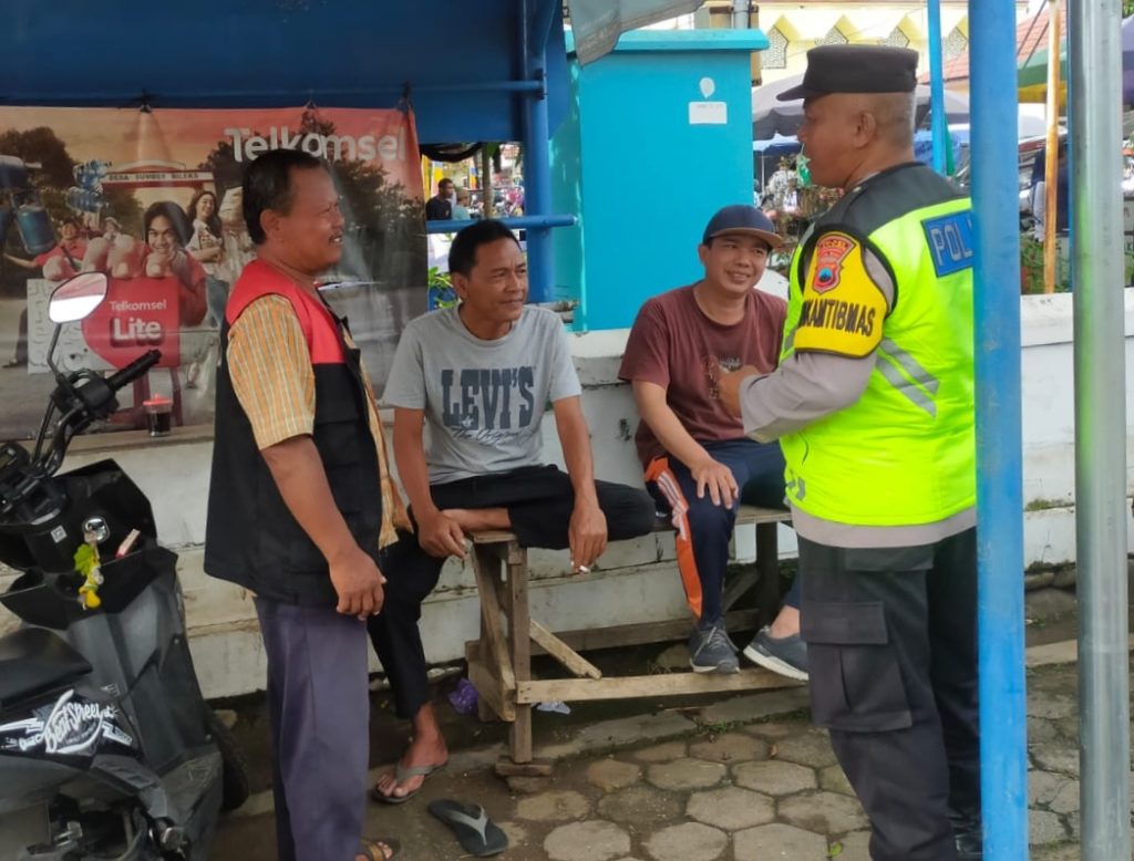 Sasar Tukang Ojek, Bhabinkamtibmas Karanganyar Sosialisasi Operasi Zebra Candi 2025 di Tugu Durian