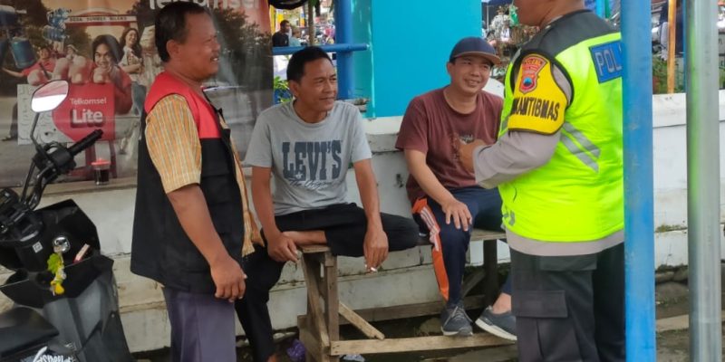 Sasar Tukang Ojek, Bhabinkamtibmas Karanganyar Sosialisasi Operasi Zebra Candi 2025 di Tugu Durian