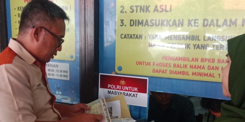 Apresiasi Warga “Polantas Menyapa” Di Samsat Pamekasan Dalam Pelayanan Solutif, Humanis Dan Transparan