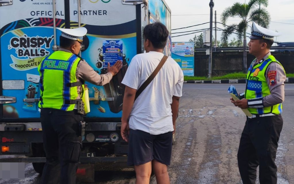 Tempel dan Bagikan Stiker Peringatan, Satlantas Pekalongan Gencarkan Sosialisasi Operasi Zebra Candi di Jalan Raya