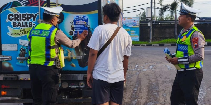 Tempel dan Bagikan Stiker Peringatan, Satlantas Pekalongan Gencarkan Sosialisasi Operasi Zebra Candi di Jalan Raya
