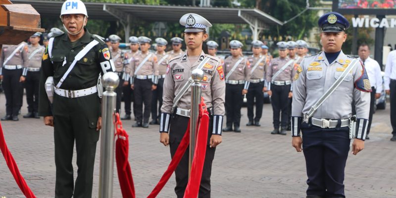 Kasat Binmas Polres Pasuruan Takziah ke Korban Meninggal Kecelakaan KA Mutiara Timur di Gununggangsir