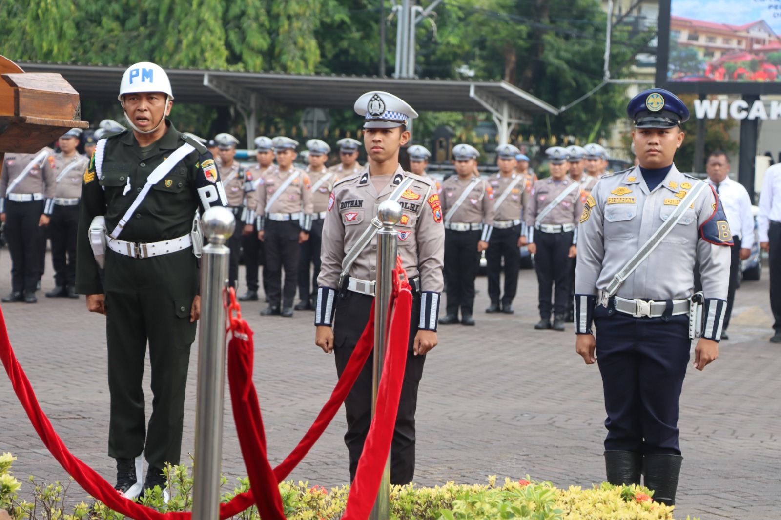 Kasat Binmas Polres Pasuruan Takziah ke Korban Meninggal Kecelakaan KA Mutiara Timur di Gununggangsir