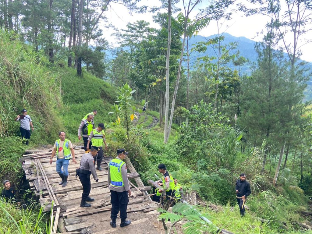 Jembatan Akses Pelajar Rusak Parah, Polres Pekalongan Turunkan Anggota Kerja Bakti di Kandangserang