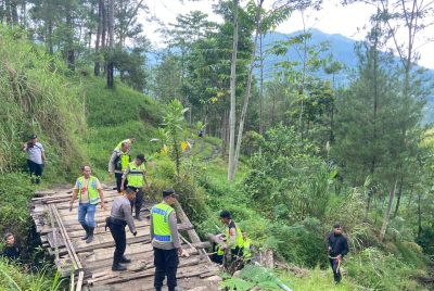 Jembatan Akses Pelajar Rusak Parah, Polres Pekalongan Turunkan Anggota Kerja Bakti di Kandangserang