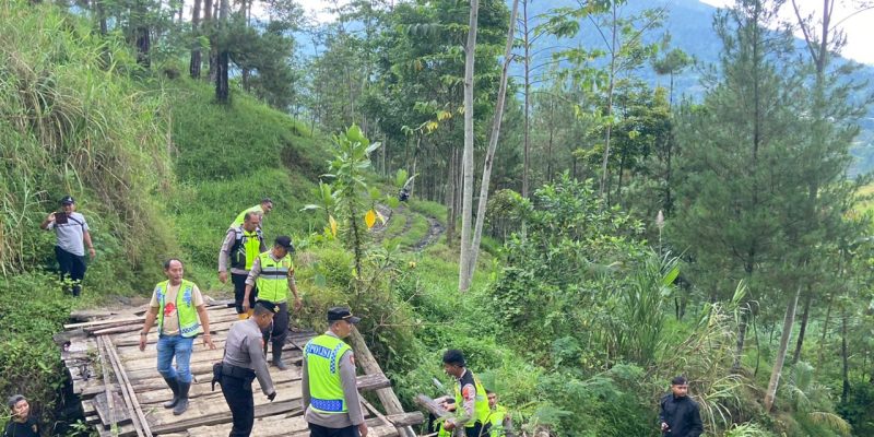 Jembatan Akses Pelajar Rusak Parah, Polres Pekalongan Turunkan Anggota Kerja Bakti di Kandangserang