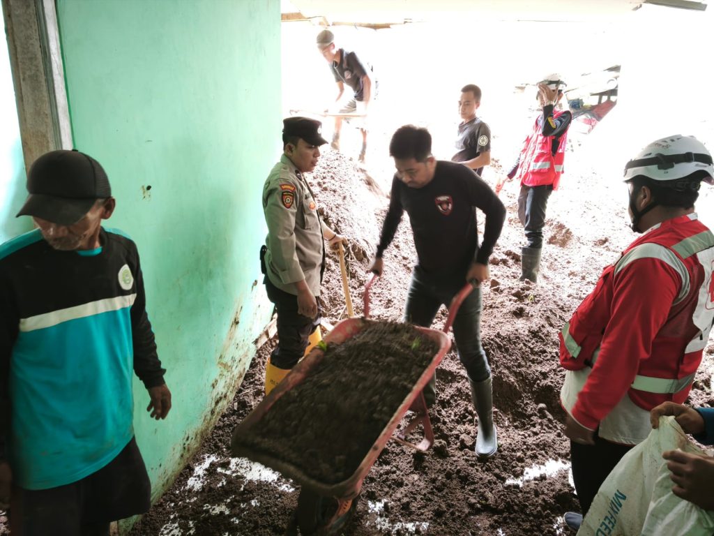 Anggota Polsek Nongkojajar dan Warga Evakuasi Korban Longsor di Tlogosari