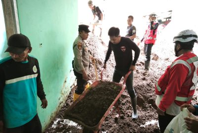 Anggota Polsek Nongkojajar dan Warga Evakuasi Korban Longsor di Tlogosari