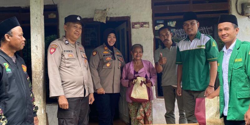 Kapolsek Lumbang dan Ansor Salurkan Sedekah untuk Lansia dan Dhuafa di Desa Pancur