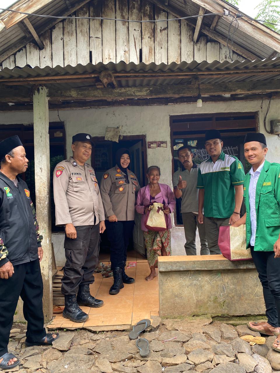 Kapolsek Lumbang dan Ansor Salurkan Sedekah untuk Lansia dan Dhuafa di Desa Pancur