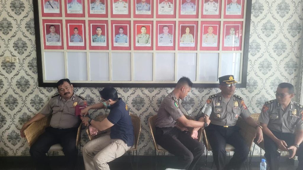 Saat di Ruang Lobi, Seksi Dokkes Polresta Palangka Raya Periksa Kesehatan Anggota